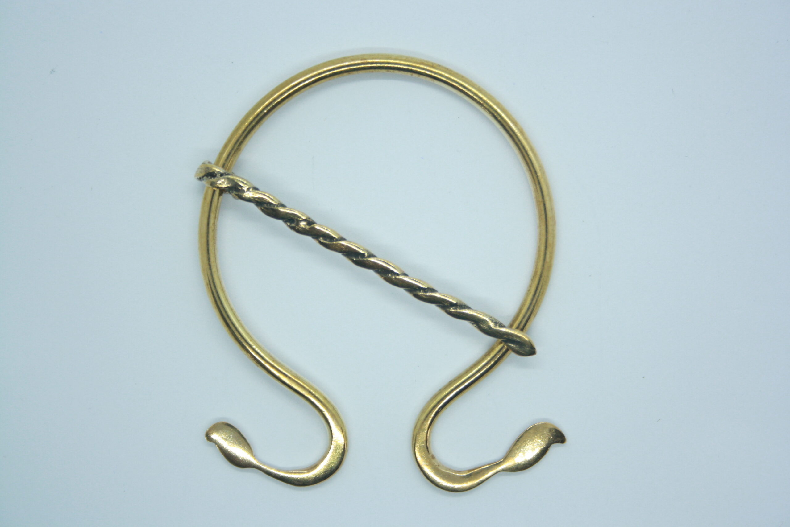 Broche pour châle, fibule d'inspiration viking en laiton avec ardillon torsadé