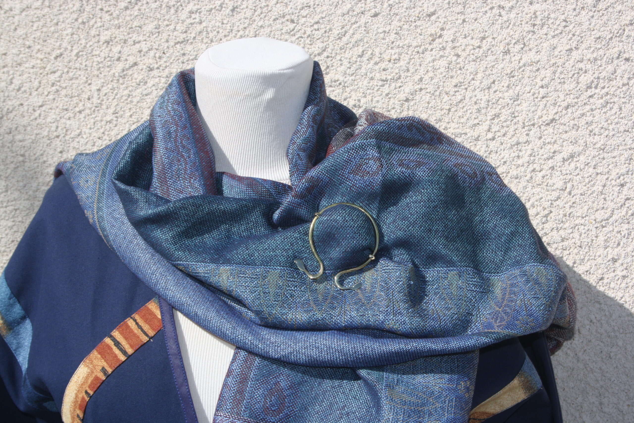 Broche pour châle, fibule d'inspiration viking en laiton avec ardillon torsadé – Image 2