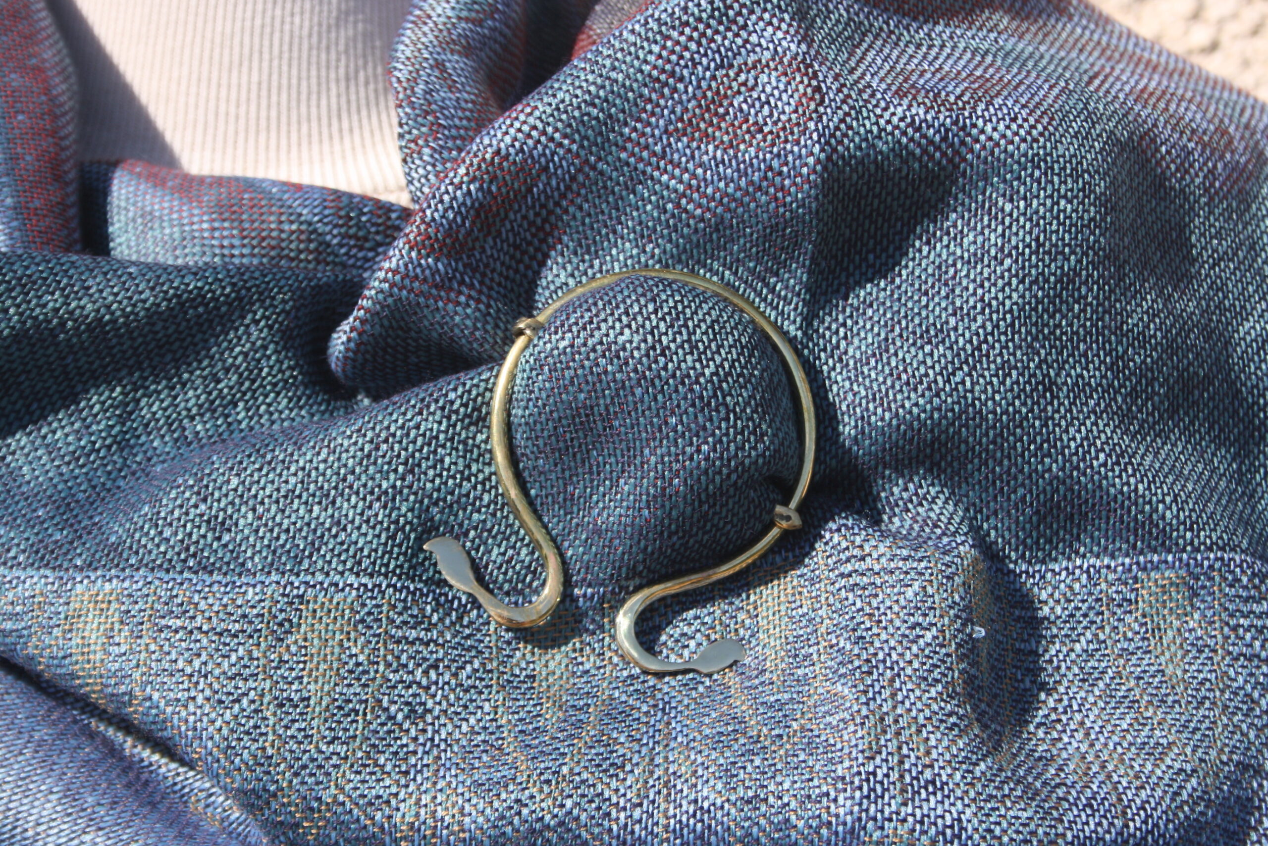 Broche pour châle, fibule d'inspiration viking en laiton avec ardillon torsadé – Image 4