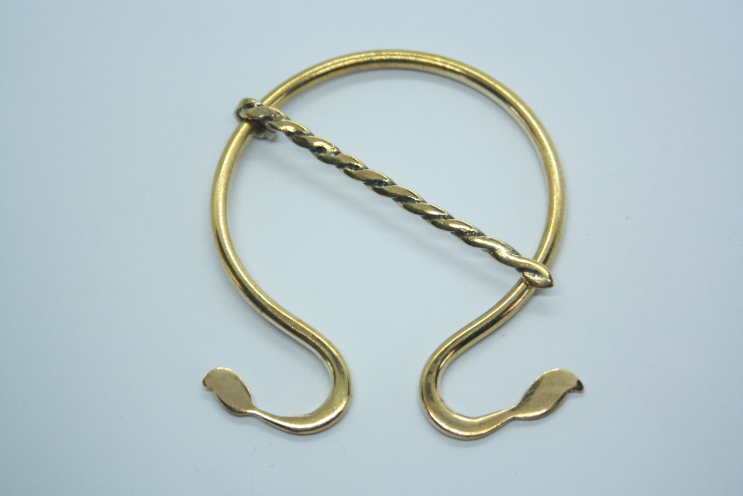 Broche pour châle, fibule d'inspiration viking en laiton avec ardillon torsadé – Image 5