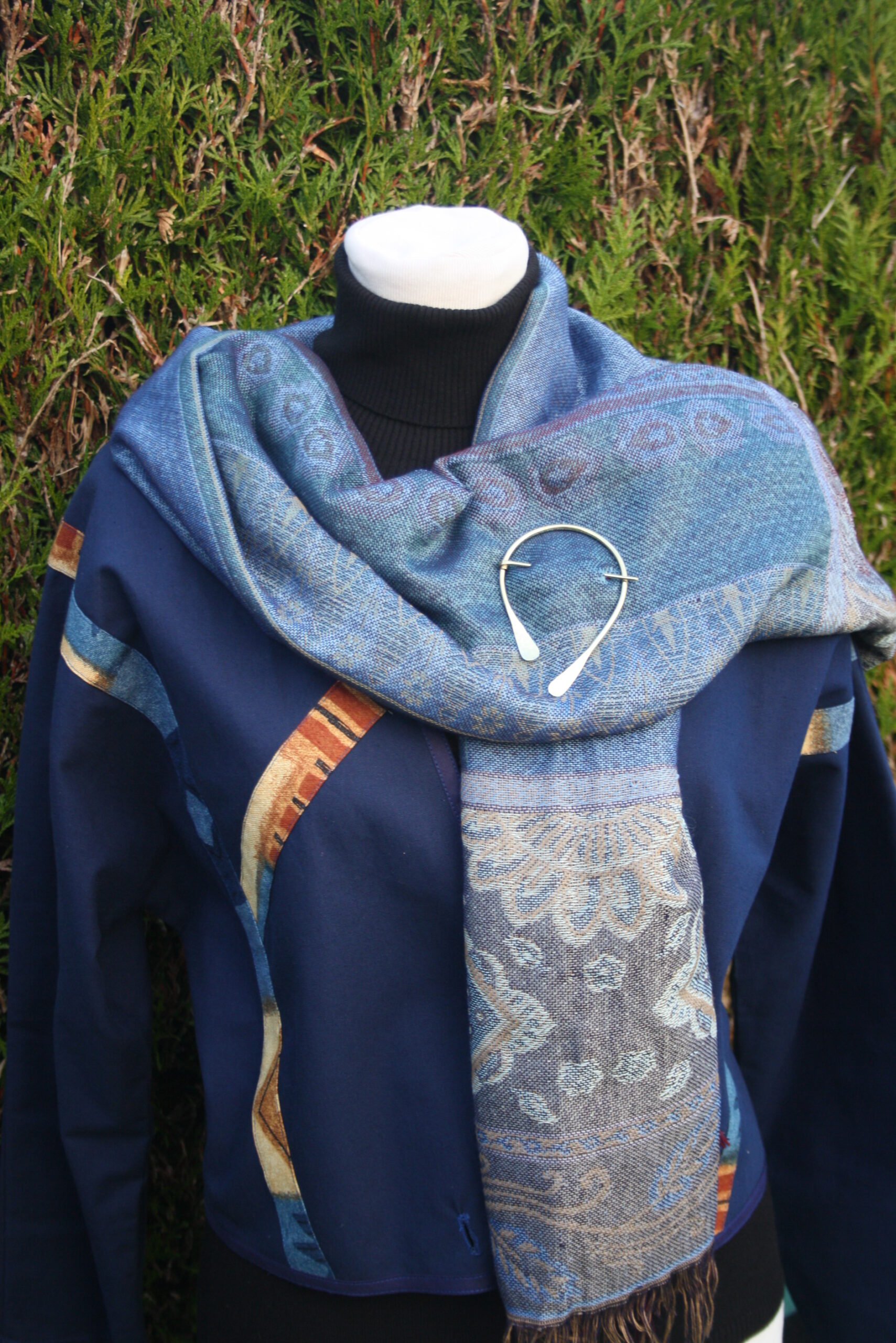 Broche pour châle, fibule fer à cheval en laiton martelé – Image 3