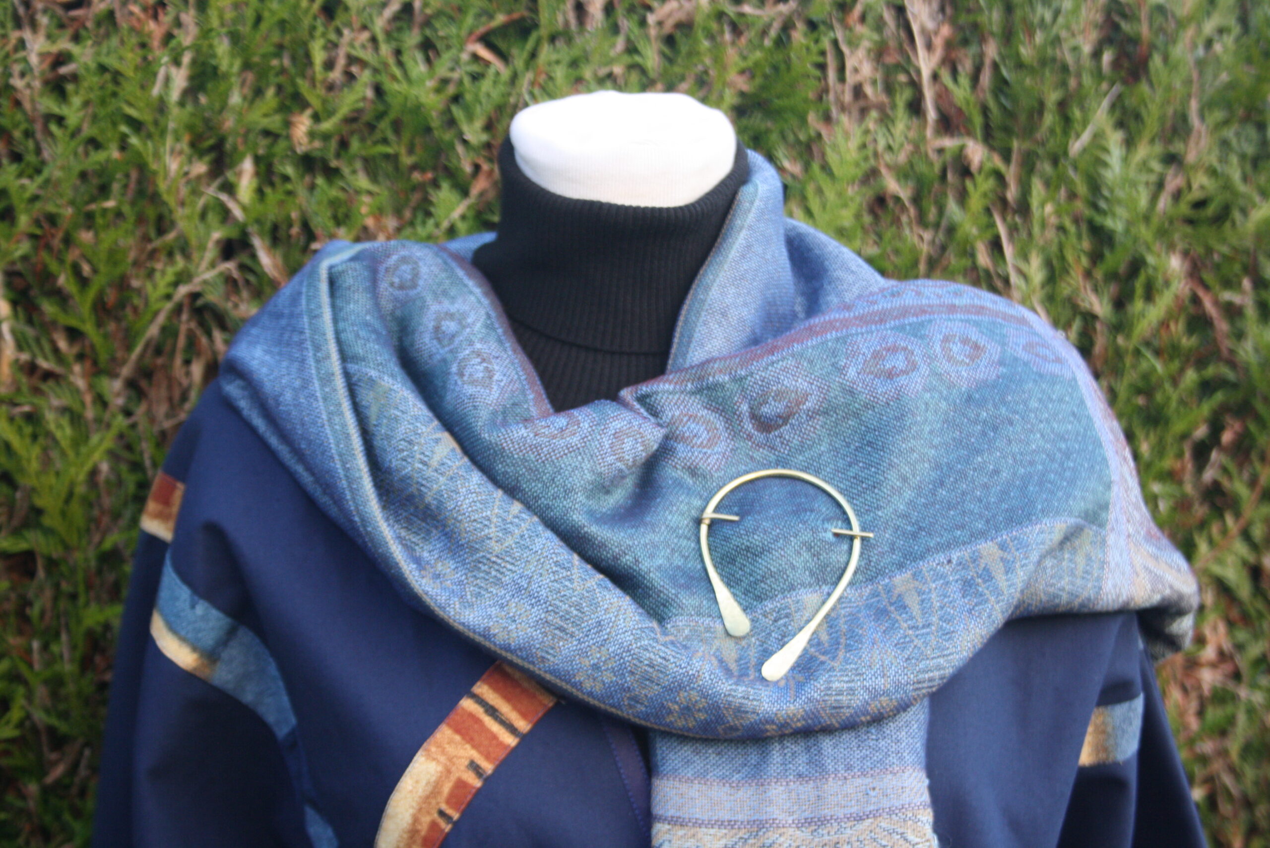 Broche pour châle, fibule fer à cheval en laiton martelé – Image 2