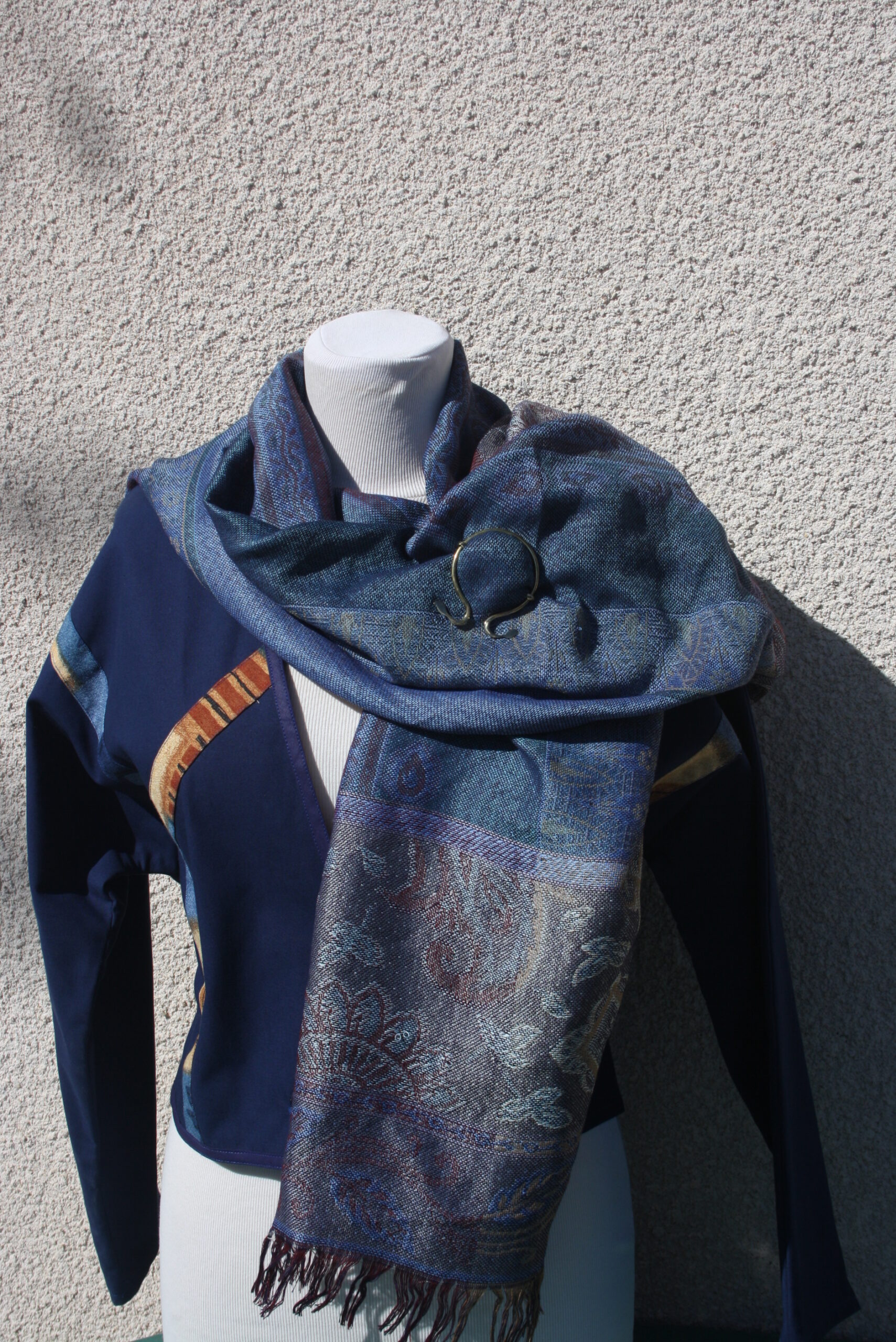 Broche pour châle, fibule d'inspiration viking en laiton avec ardillon torsadé – Image 3