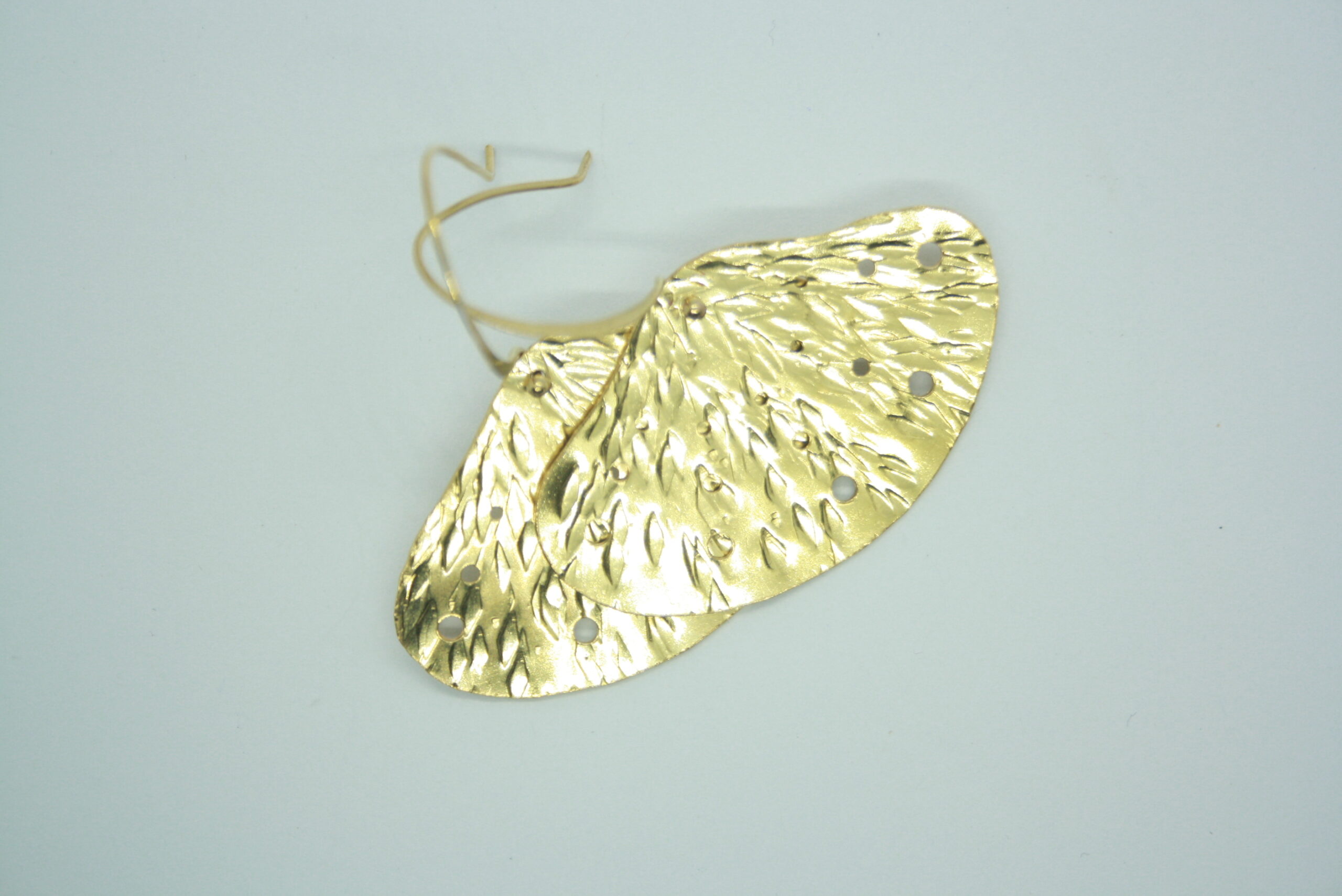 Elégantes boucles d'oreilles en laiton. Forme Gingko. Martelées et percées.