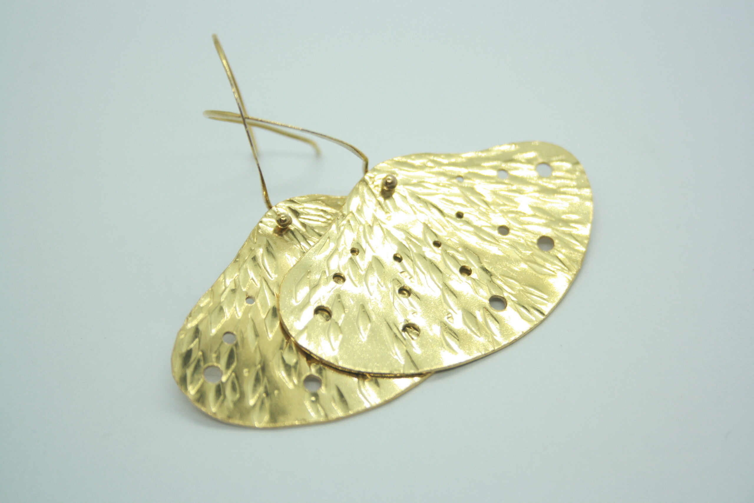 Elégantes boucles d'oreilles en laiton. Forme Gingko. Martelées et percées. – Image 3