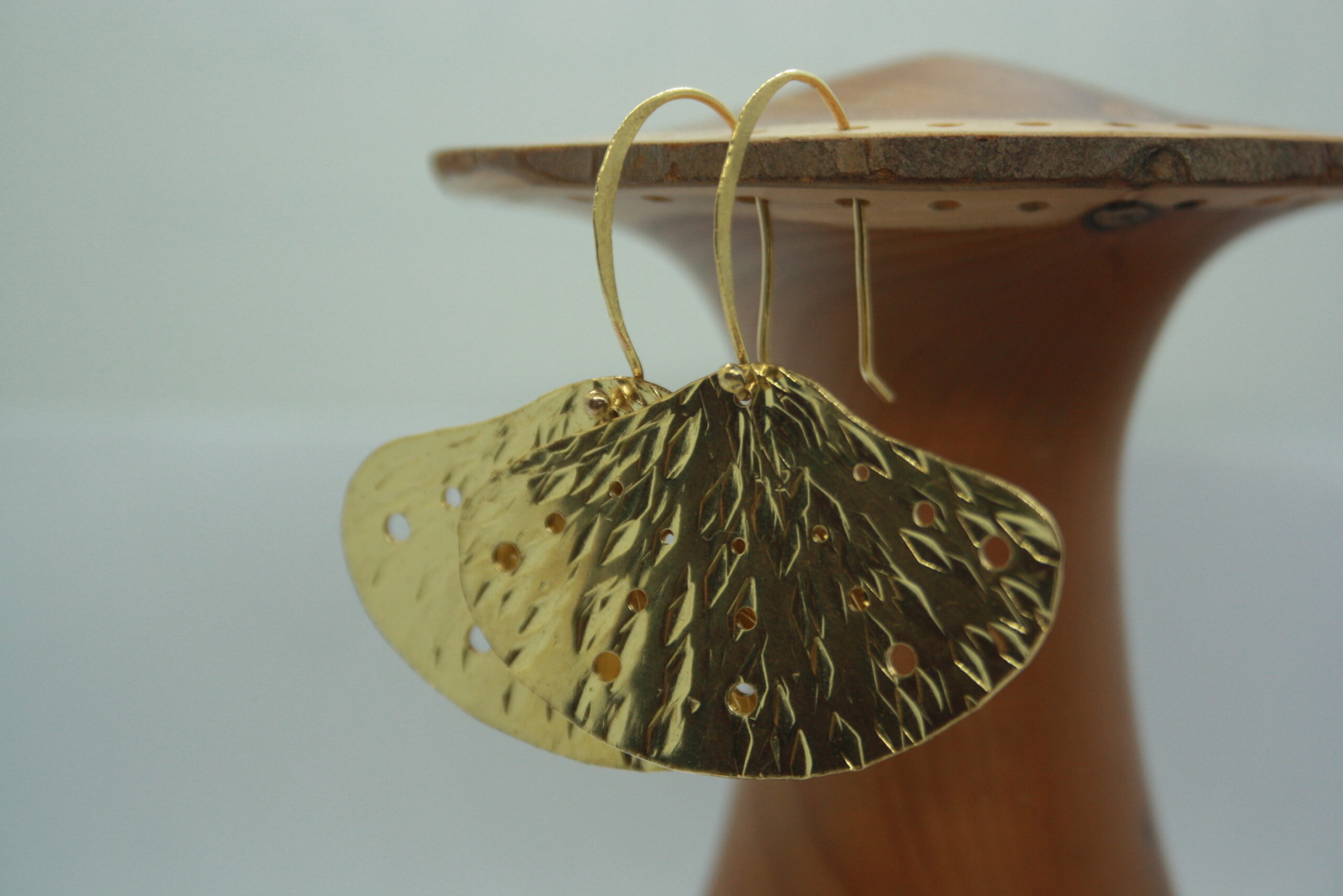 Elégantes boucles d'oreilles en laiton. Forme Gingko. Martelées et percées. – Image 2