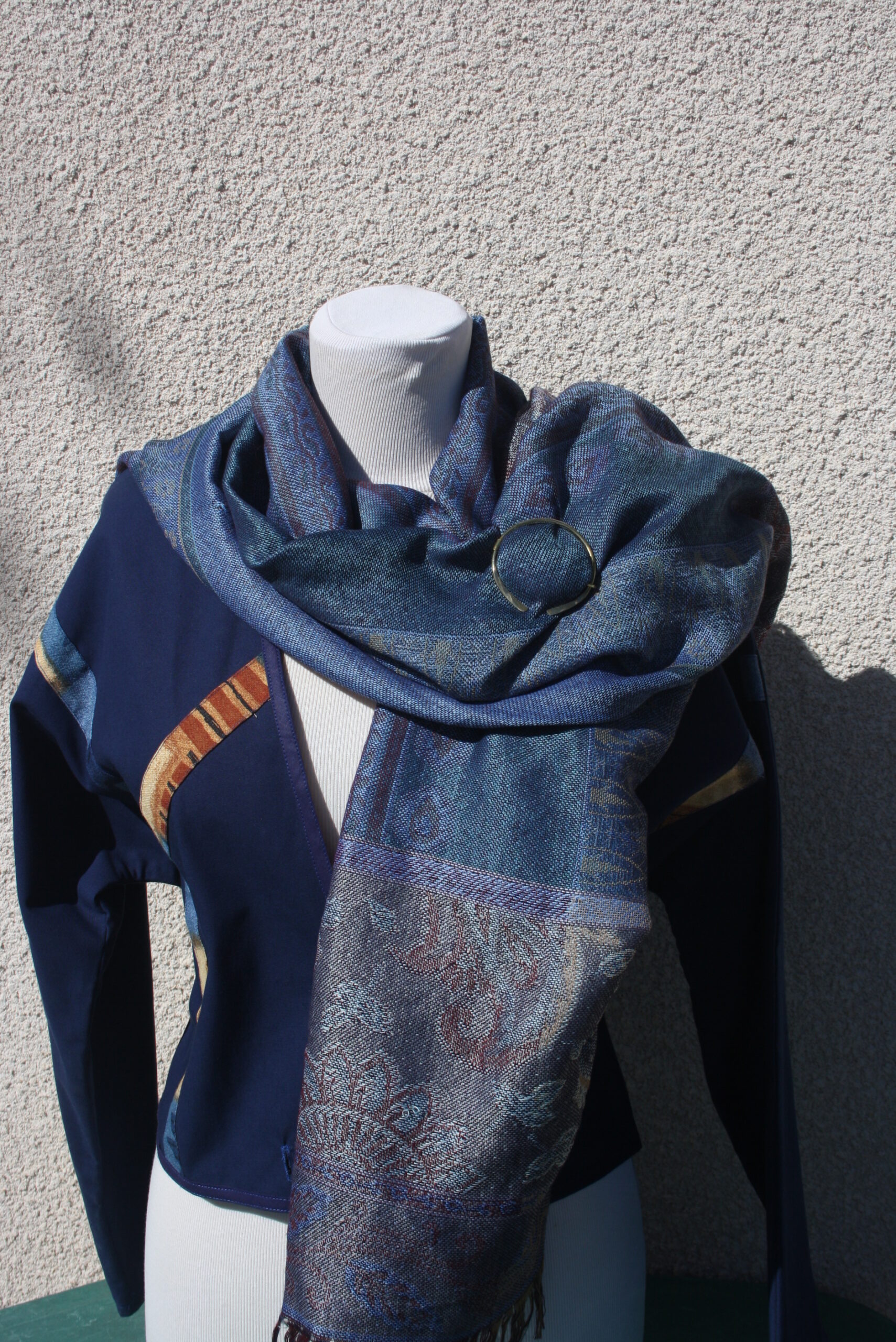 Broche pour châle, fibule torsadée et martelée d'inspiration viking en laiton. – Image 4