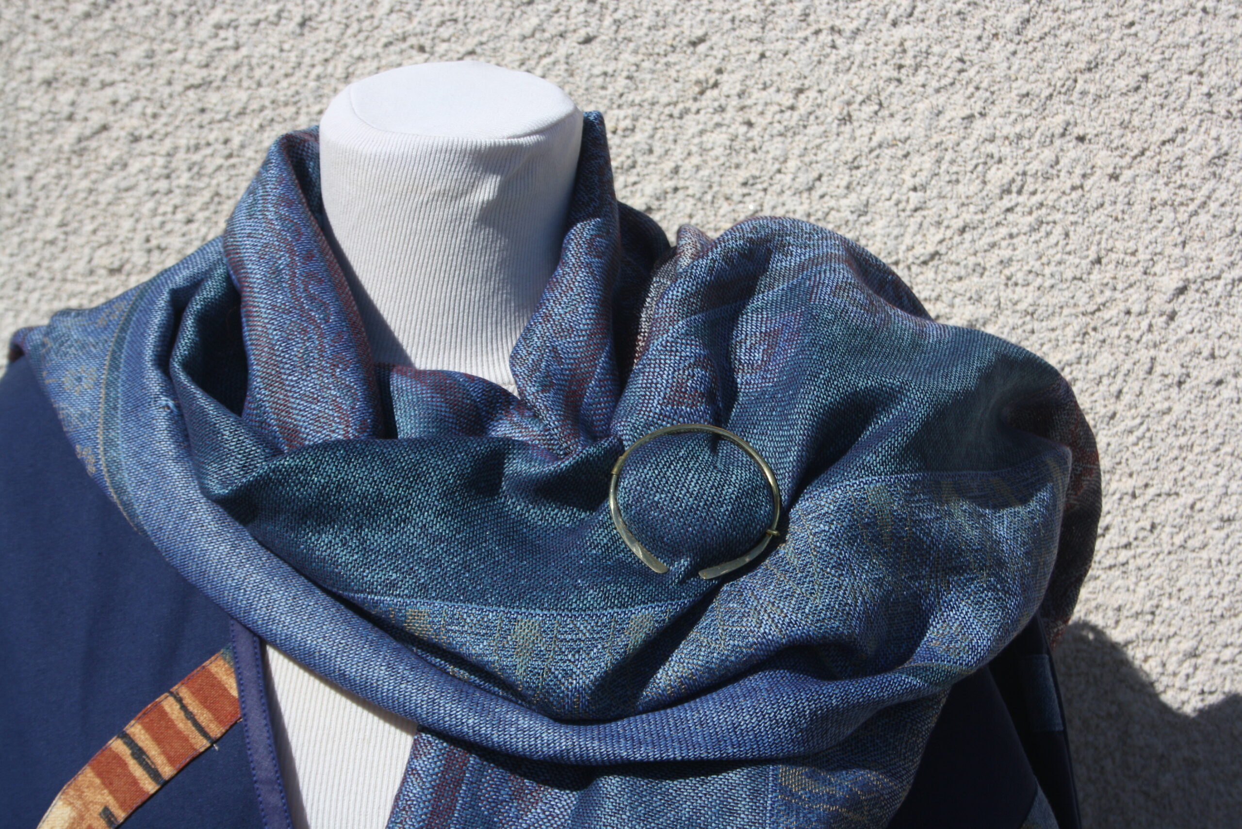 Broche pour châle, fibule torsadée et martelée d'inspiration viking en laiton. – Image 3