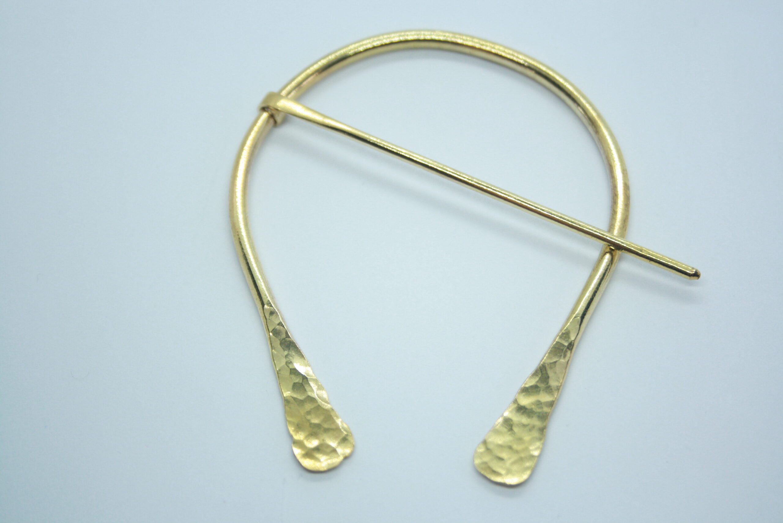 Broche pour châle, fibule fer à cheval en laiton martelé – Image 4
