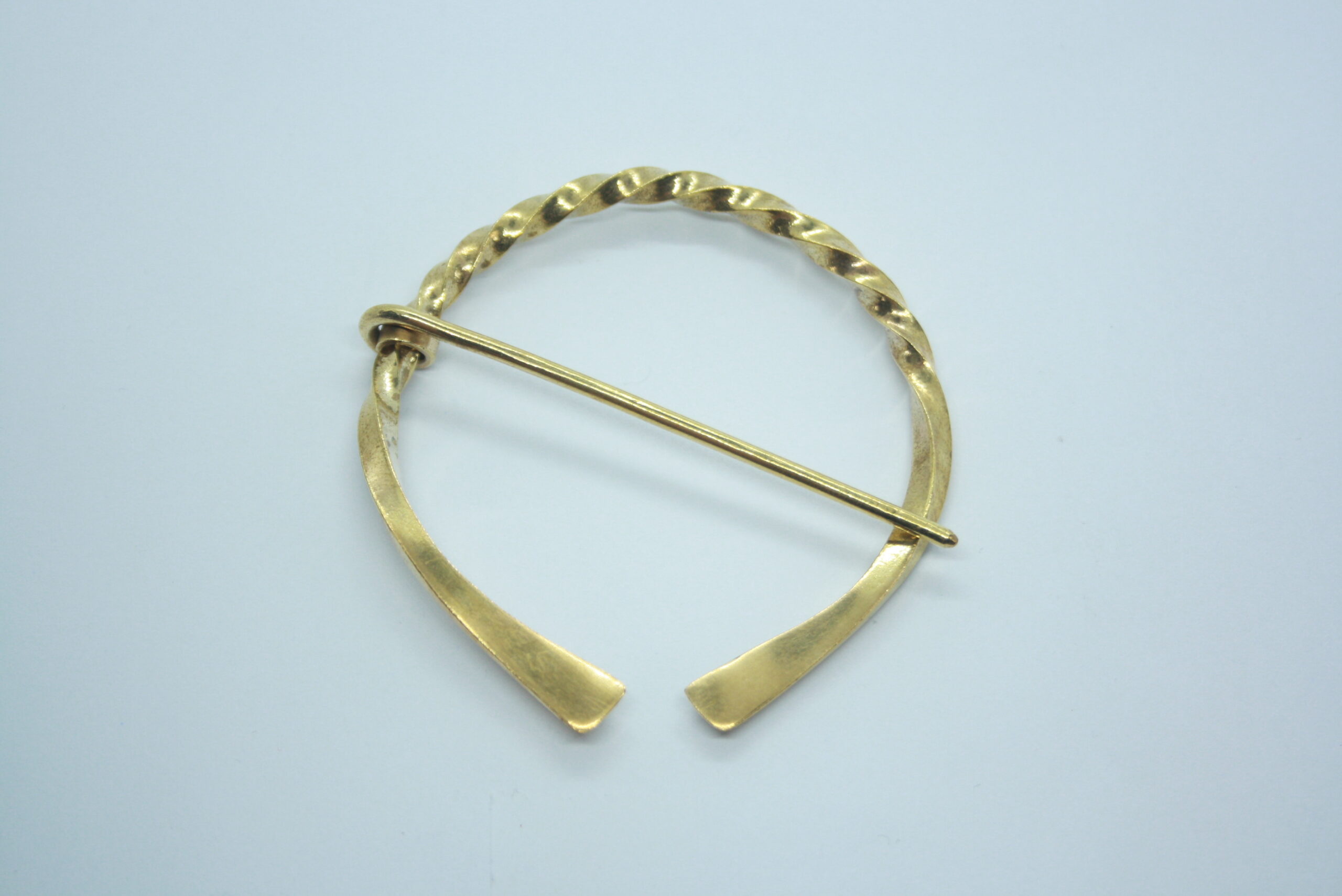 Broche pour châle, fibule torsadée d'inspiration viking en laiton. – Image 2