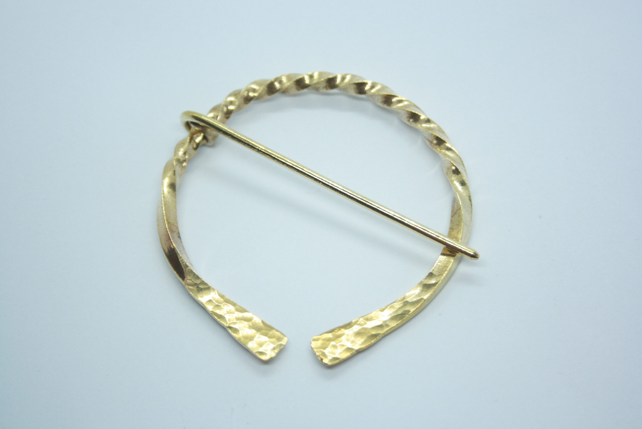 Broche pour châle, fibule torsadée et martelée d'inspiration viking en laiton. – Image 2