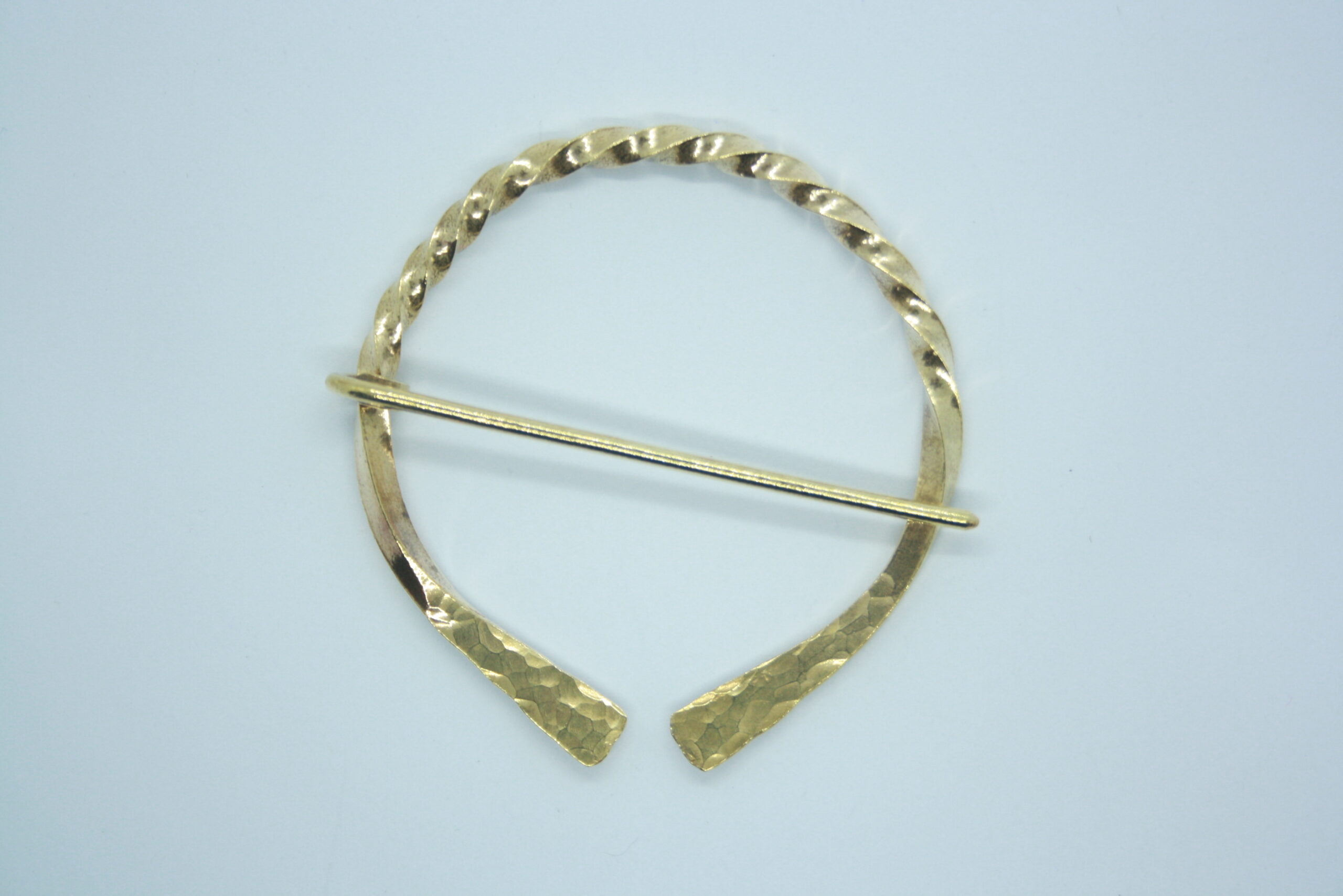 Broche pour châle, fibule torsadée et martelée d'inspiration viking en laiton.