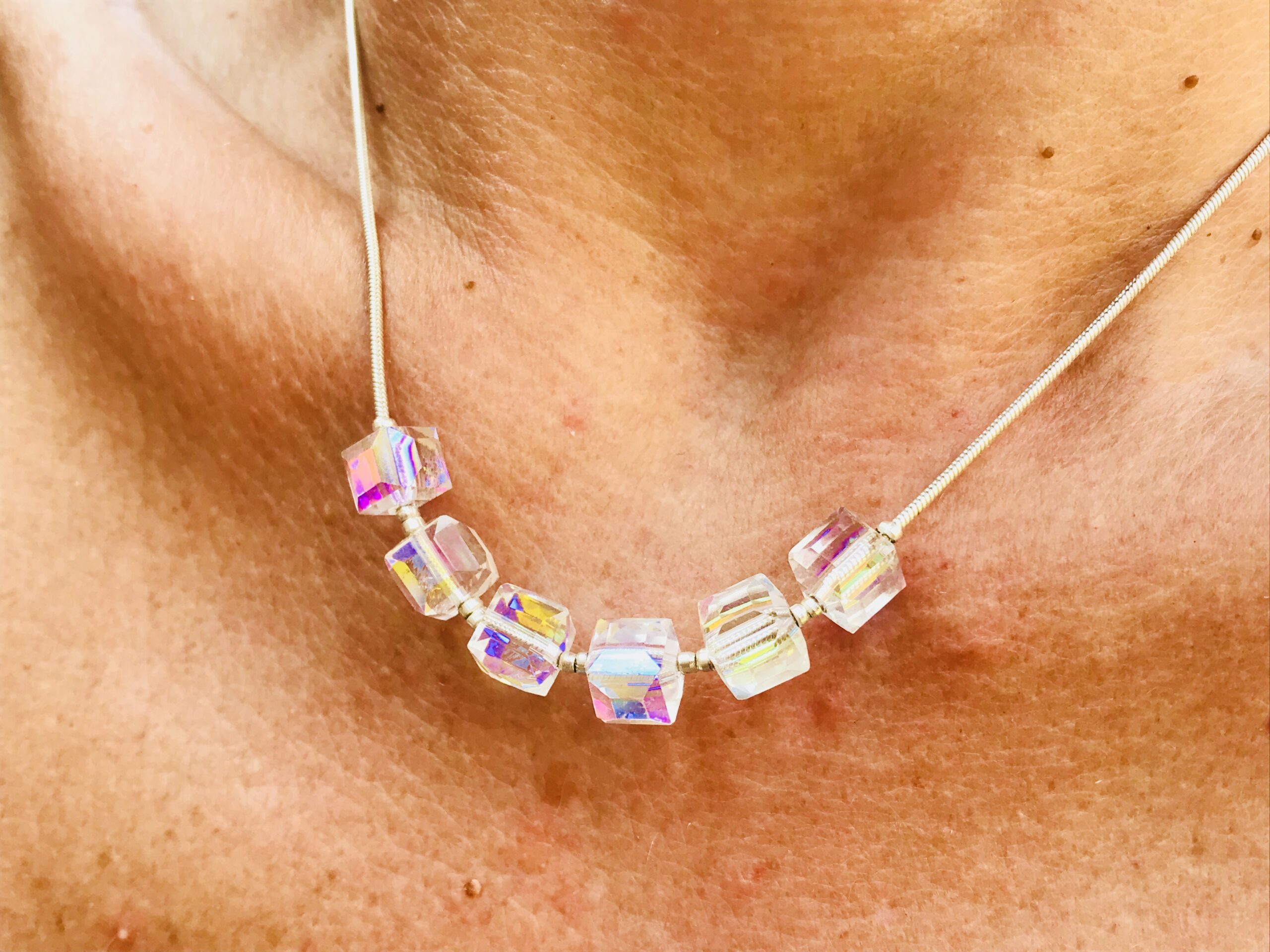Collier arc-en-ciel avec des cubes en cristal – Image 2