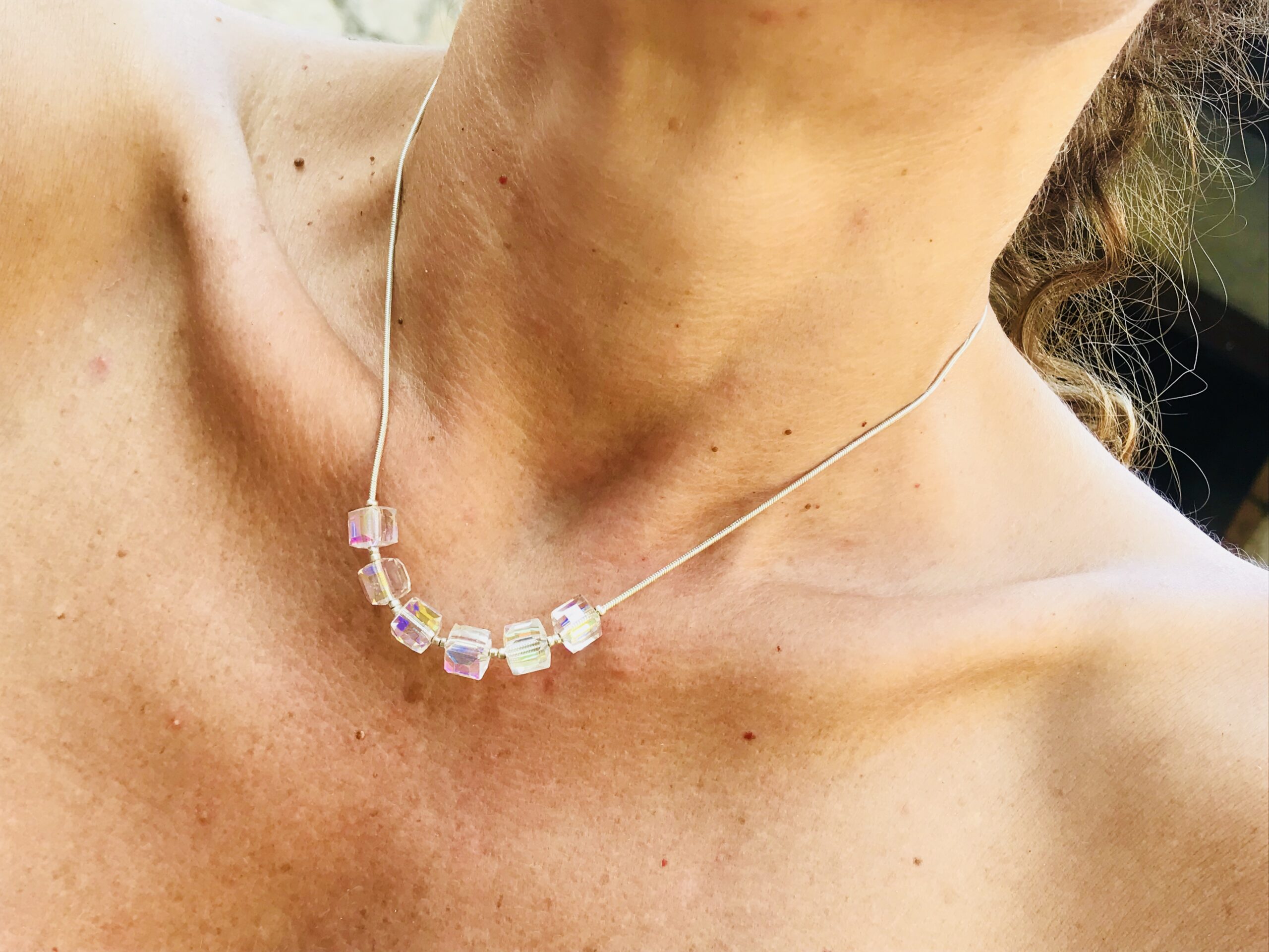 Collier arc-en-ciel avec des cubes en cristal – Image 3