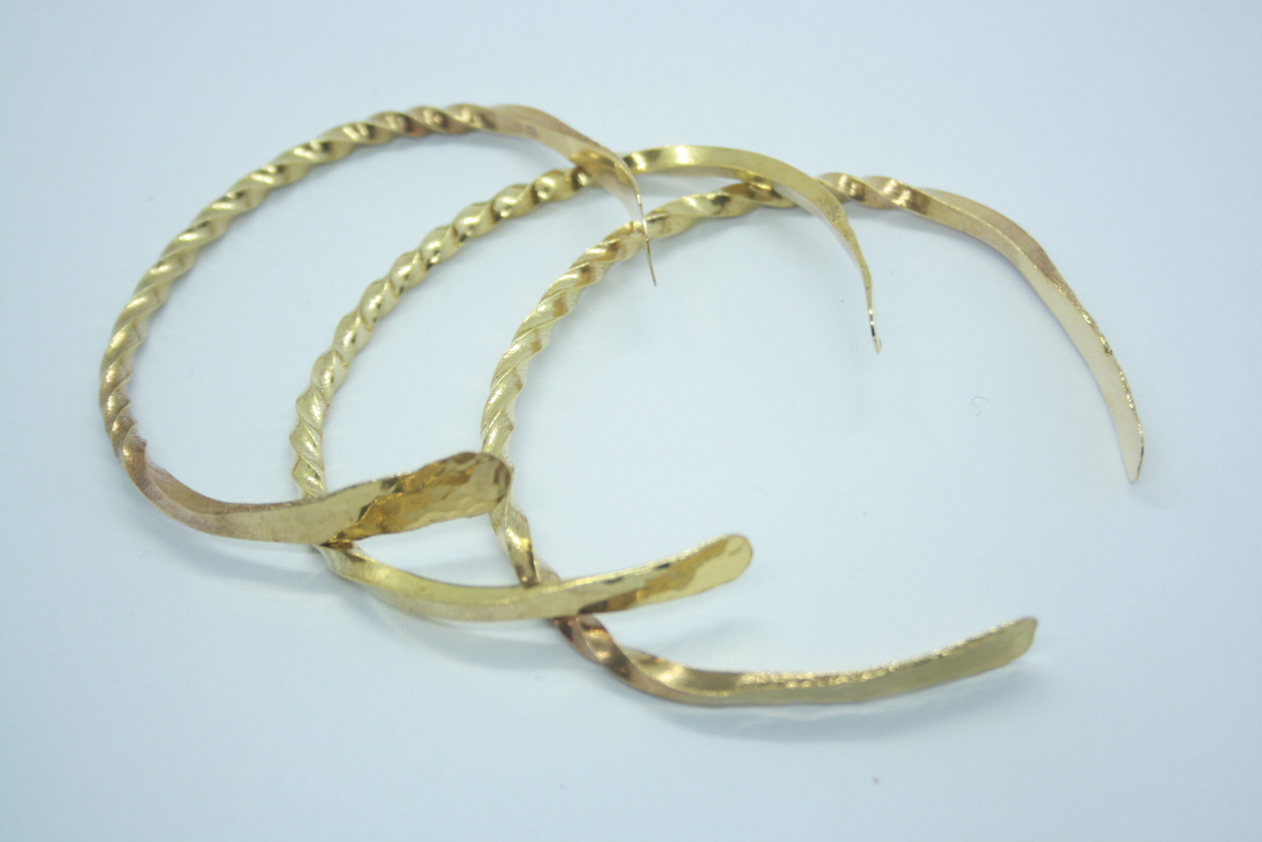 Bracelet torsadé et martelé, jonc ouvert en laiton pour homme ou femme – Image 3