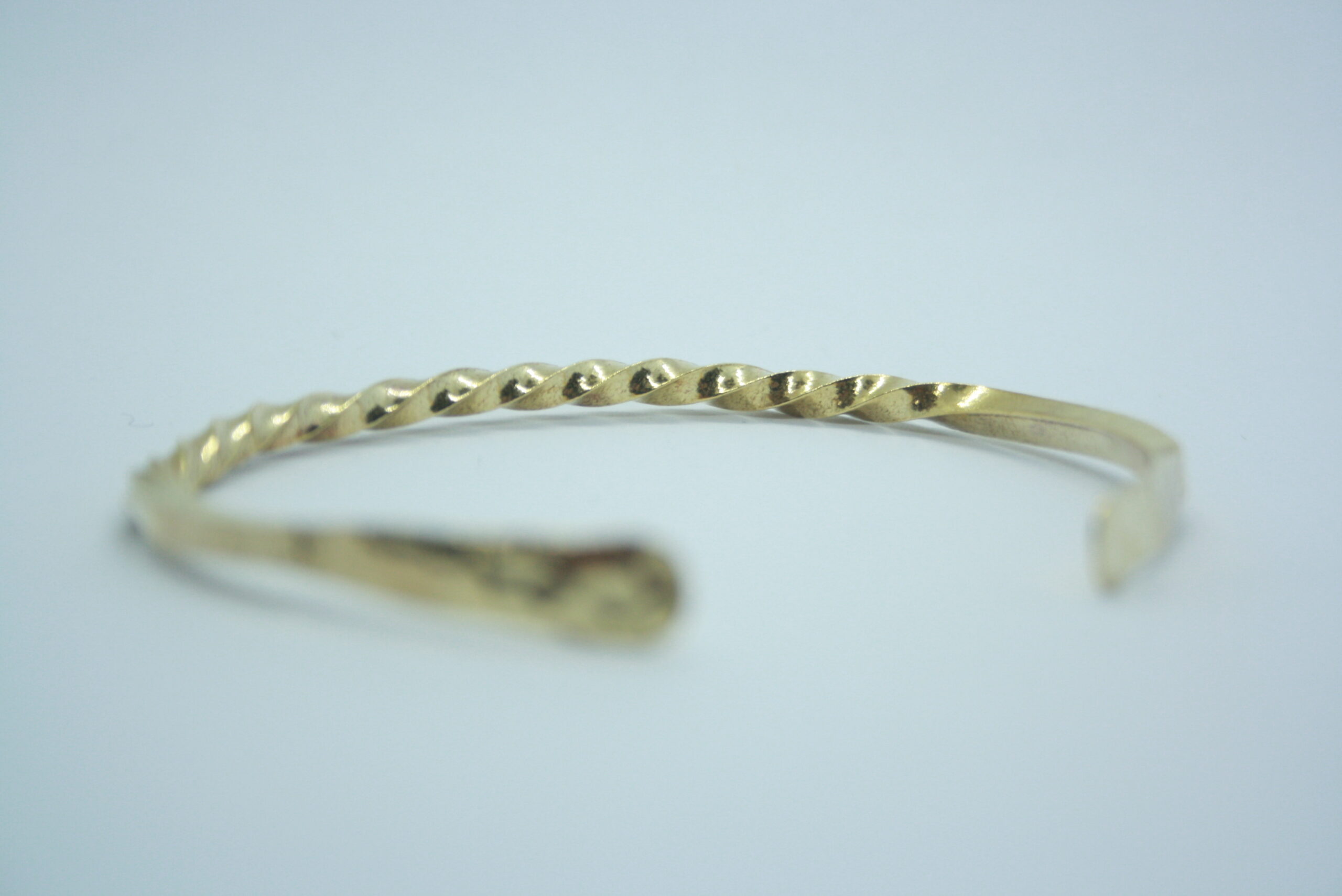 Bracelet torsadé et martelé, jonc ouvert en laiton pour homme ou femme – Image 2