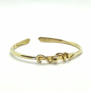 Bracelet. Jonc ouvert en laiton orné d'arabesques 16 cm. Finition lisse. La Forge d'Eos.