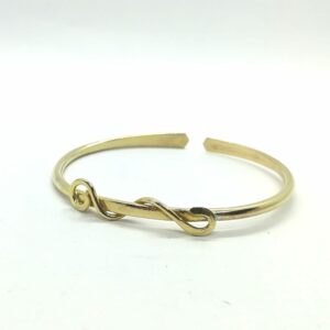 Bracelet. Jonc ouvert en laiton orné d'arabesques 17 cm. Finition lisse. La Forge d'Eos.