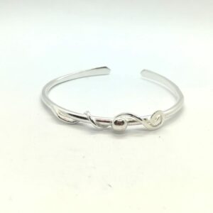 Bracelet. Jonc ouvert en argent massif orné d'arabesques 16 cm. Finition lisse. La Forge d'Eos.
