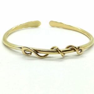 Bracelet. Jonc ouvert en laiton orné d'arabesques. Finition martelée. La Forge d'Eos.