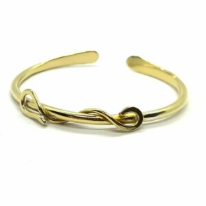 Bracelet. Jonc ouvert en laiton orné d'arabesques. Finition martelée. La Forge d'Eos.