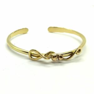 Bracelet. Jonc ouvert en laiton orné d'arabesques. Finition martelée. La Forge d'Eos.